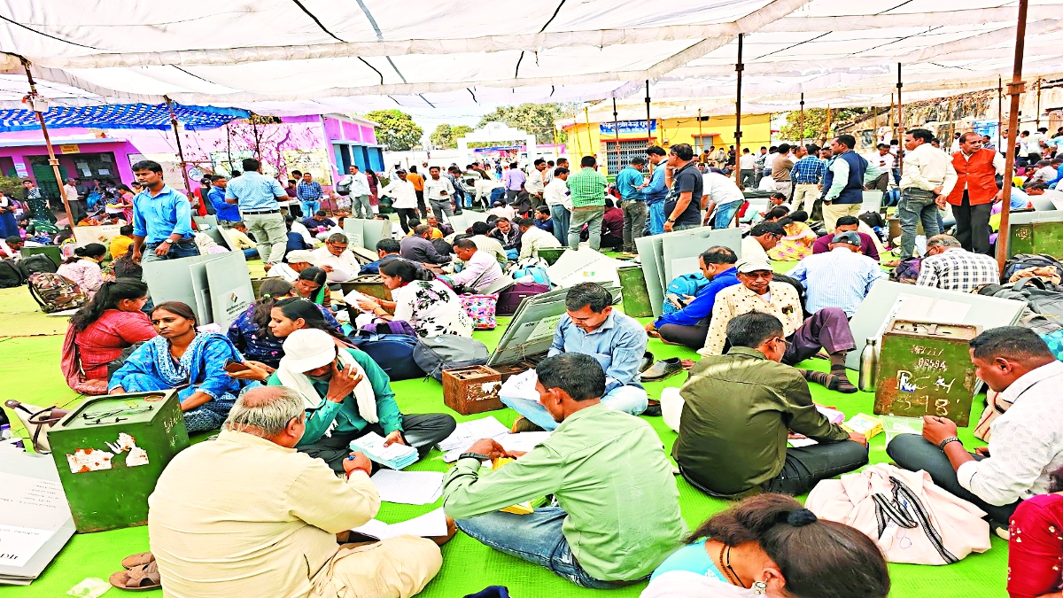 त्रिस्तरीय पंचायत चुनाव के अंतिम चरण का चुनाव व मतदान रविवार को जिले के गुंडरदेही व गुरुर ब्लॉक के ग्राम पंचायतों में होगा। यहां सरपंच, पंच, जनपद व जिला पंचायत सदस्य का चुनाव करेंगे। ग्राम सरकार चुनने के लिए गुरुर व गुंडरदेही विकासखंड के 2 लाख 78 हजार मतदाता अपने मतों का प्रयोग करेंगे और ग्राम सरकार चुनेंगे।