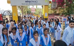 दसवीं के छात्रों की परीक्षा हिंदी के पेपर के साथ शुरू, कोर्स से आए प्रश्न तो खिल
उठे चेहरे - image