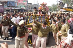 राजस्थान में IPS को दी गई अनूठे अंदाज में विदाई, 3 KM निकाला जुलूस, ढोल की थाप
पर जमकर नाचे पुलिसकर्मी - image