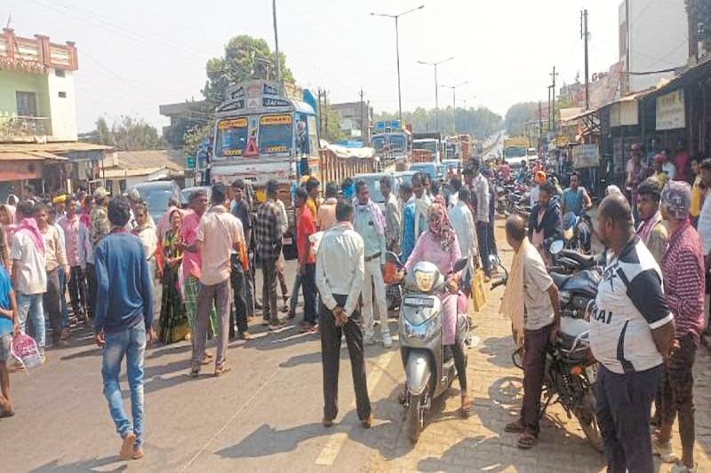 CG News: किसानों ने नेशनल हाइवे पर किया चक्काजाम, मौके पर पहुंचे एसडीओपी व तहसीलदार, जानें मामला...