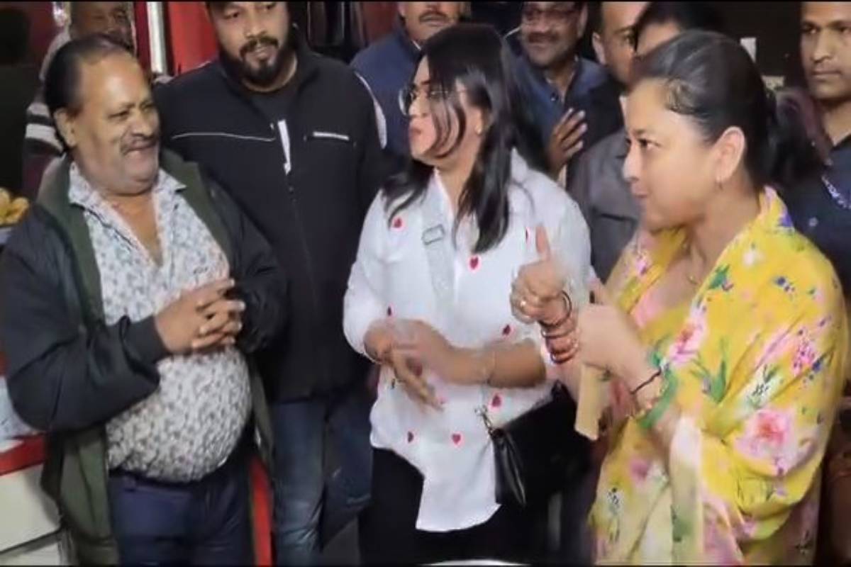 मिसेज सिंधिया ने फेमस समोसे वाले से पूछ ली सीक्रेट रेसेपी, VIDEO