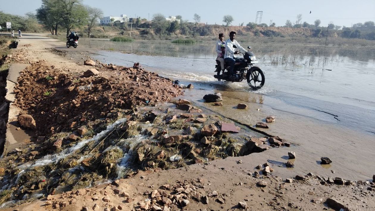 राजस्थान के इस बांध से कल—कल बह रहा पानी…..ढाई दशक बाद भरे जगर बांध में चार माह
में 6 फीट कम हुआ जलस्तर