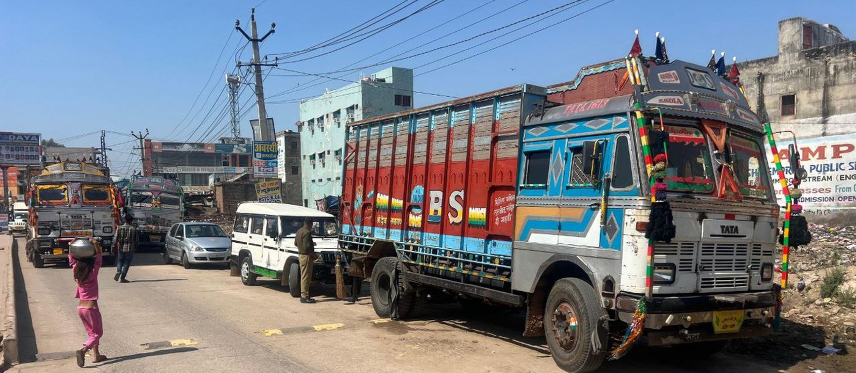 अवैध खनन के सेण्ड स्टोन ब्लॉक से भरे चार ट्रक पकड़े, तीन चालक गिरफ्तार