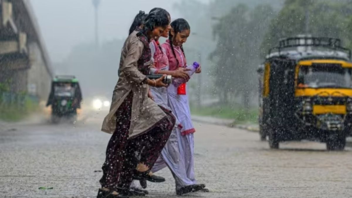 सावधान! यूपी में भारी बारिश का अलर्ट, यूपी में फिर एक्टिव होगा मानसून, लखनऊ समेत
50 से अधिक जिलों में होगी झमाझम बारिश