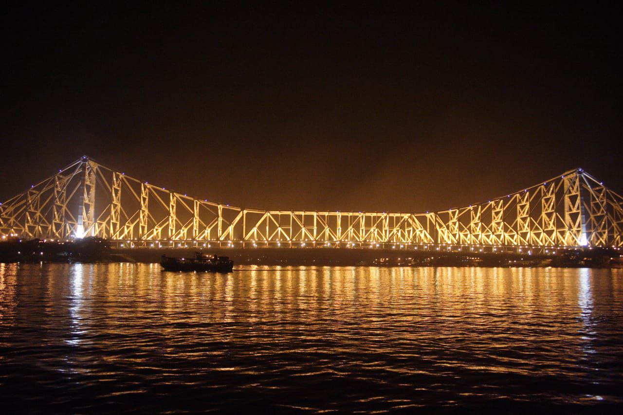 महानगर कोलकाता में खतरे का पर्याय बनते ट्राम लाइन के गड्ढे