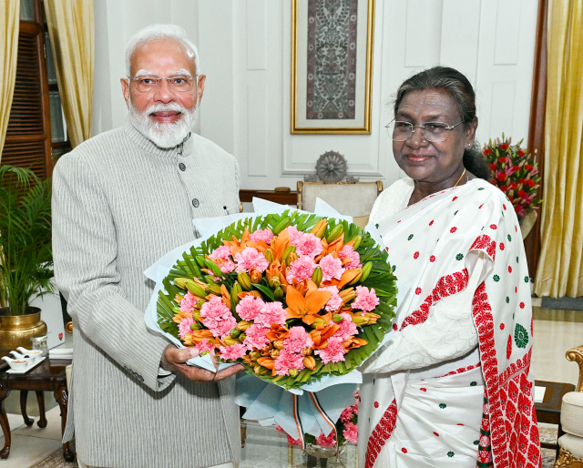 PM Modi meets President Droupadi Murmu at Rashtrapati Bhavan