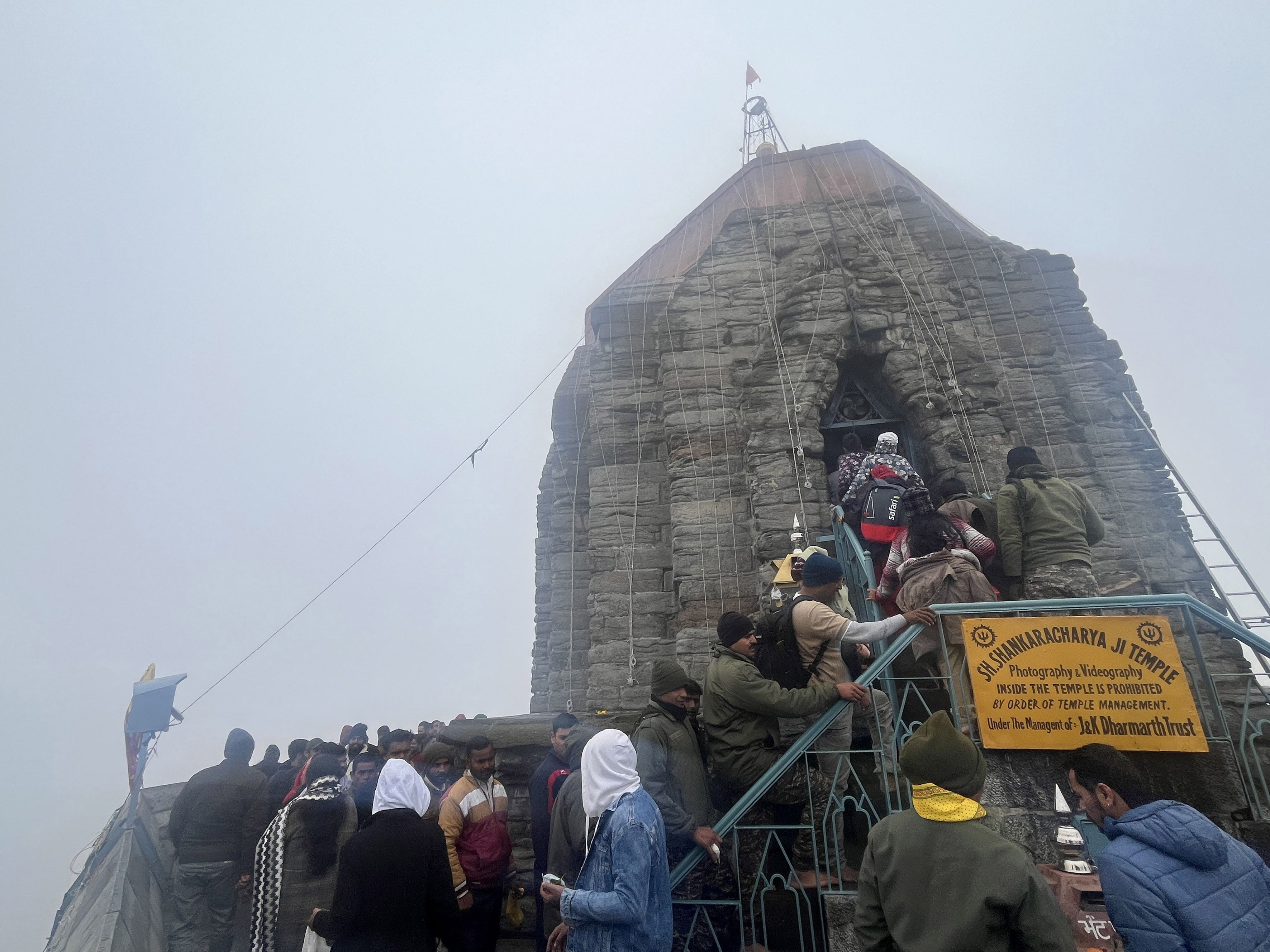 jammu kashmir : महाशिवरात्रि पर शंकराचार्य मंदिर में उमड़े श्रद्धालु