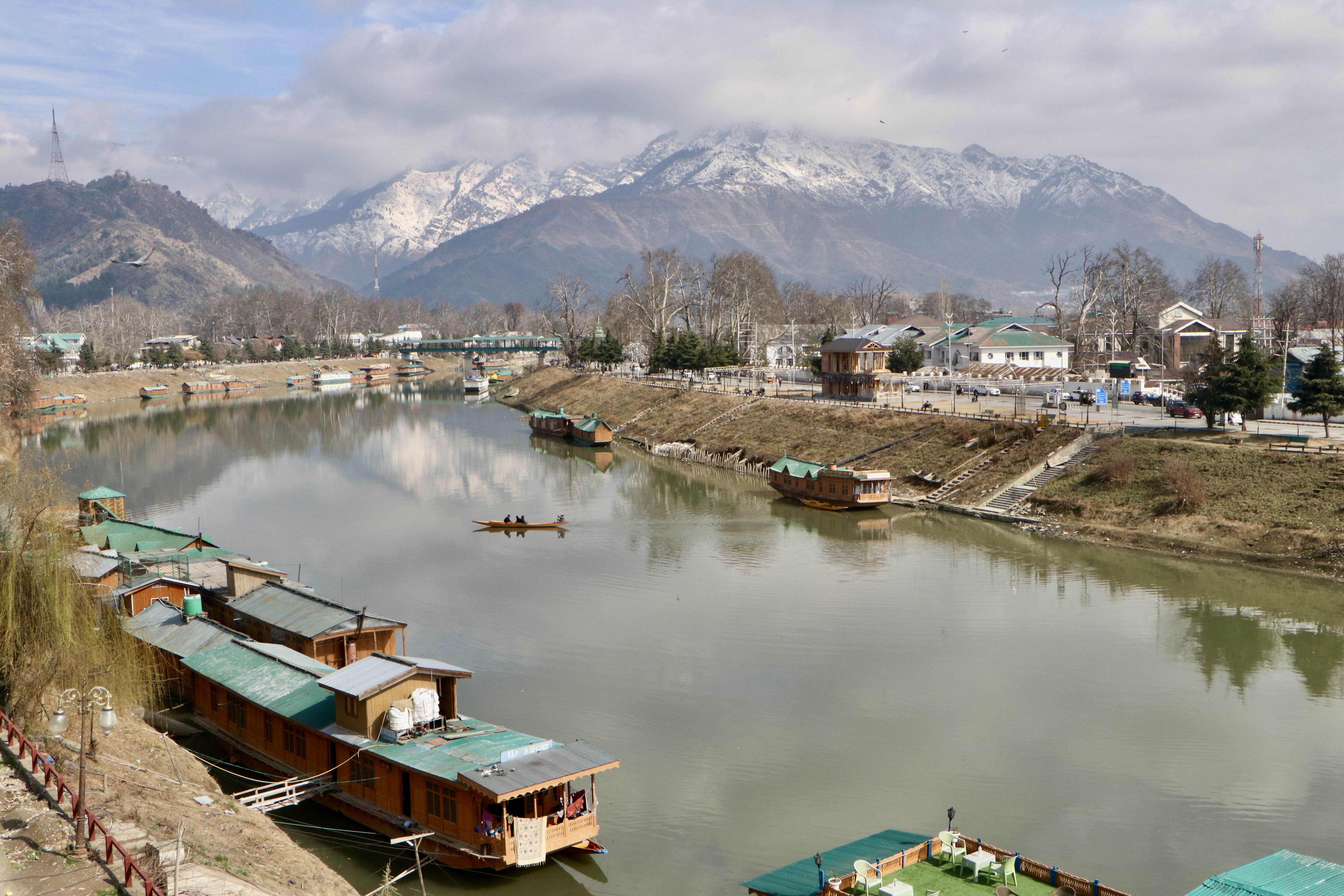 jammu kashmir : भारी बारिश के बाद भी नहीं बढ़ा झेलम नदी का जलस्तर