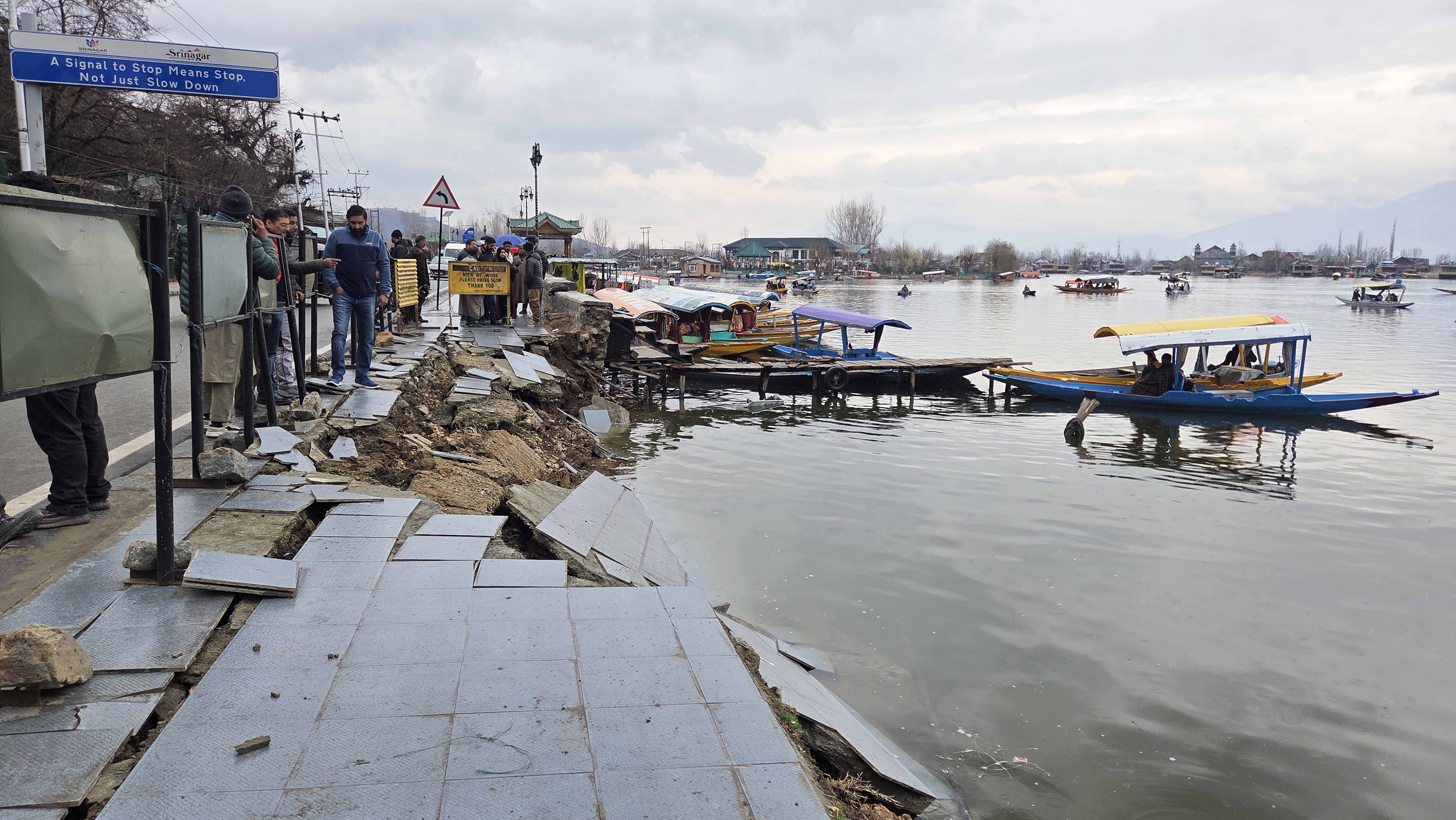 jammu kashmir : डल झील के फुटपाथ का एक हिस्सा ढहा