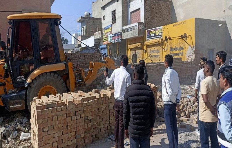 अतिक्रमण हटाने पर मचा बवाल...पूर्व पार्षद सहित चार के खिलाफ उतरे पालिकाकर्मी