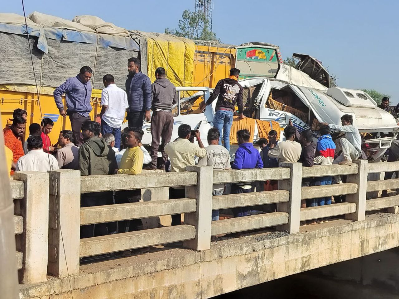 Horrific accident : हाइवे पर भीषण हादसा, ट्रक की टक्कर से चिपट गया ट्रैवलर, 7
लोगों मौत, दो गंभीर - image