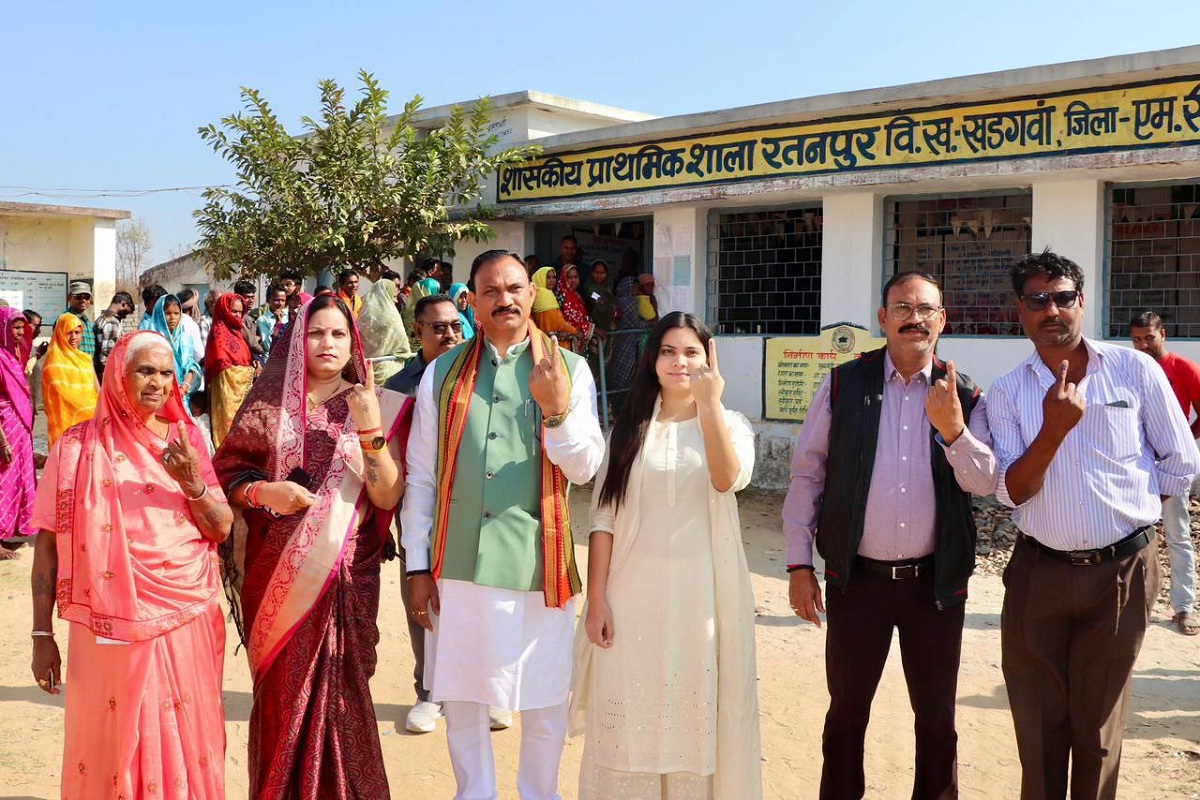 CG Panchayat Chunav: मंत्री श्यामबिहारी जयसवाल ने परिवार सहित डाला वोट, ग्राम सरकार चुनने वोटरों में जबरदस्त उत्साह