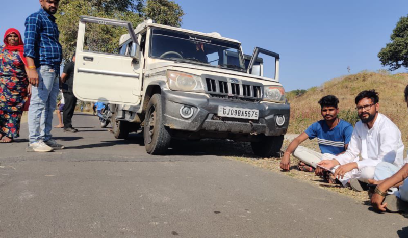 Sailana MLA Kamlesh Dodiyar sat on the road to protect the liquor bottles