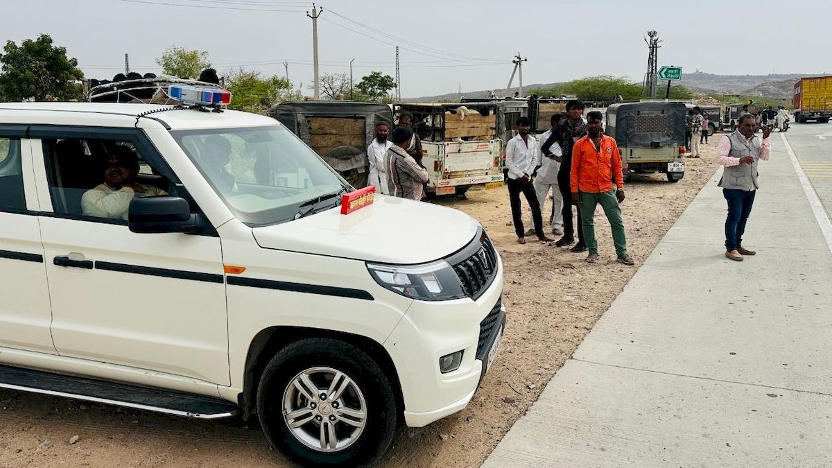 मोबाइल मजिस्ट्रेट कीबकरों से भरे वाहनों पर बड़ी कार्रवाई…