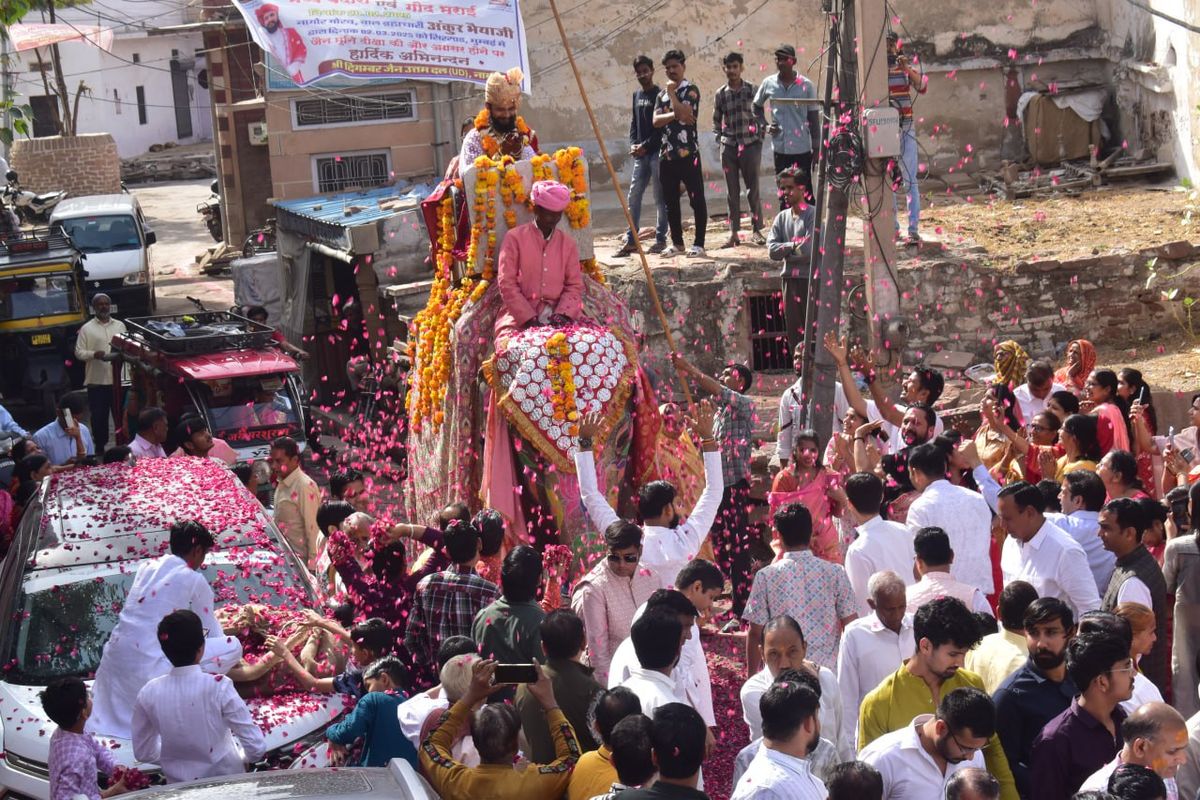 दीक्षार्थी अंकुर की वैराग्य यात्रा में उमड़ा जैन समाज, बरसाए फूल