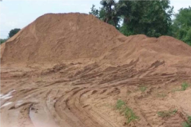 CG News: रेत तस्करों ने उखाड़ी सड़कें, शिकायत करने वालों को मारने की दे रहे धमकी, FIR की मांग