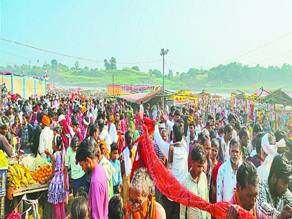 नर्मदा के गूंजे जयकारे, दीपों से रोशन हुए तट