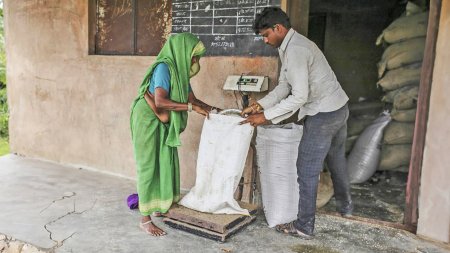 सरकार की योजनाओं में बंटने वाला पीडीएस का चावल खाद्यान्न माफिया व अधिकारियों की मिलीभगत से बिक रहा है बाजार में