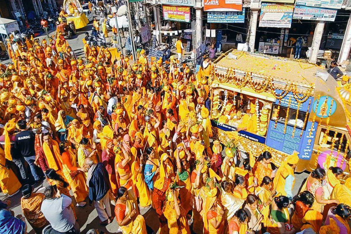 अखंड ज्योति कलश रथयात्रा: श्रद्धालुओं ने जगह-जगह पुष्प वर्षा कर रथयात्रा का किया
स्वागत 