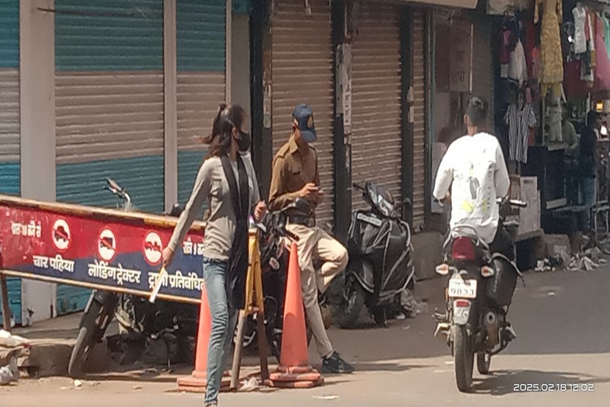 यातायात सुधार की जगह मोबाइल फोन में व्यस्त दिखाई दिए यातायात सुधार के जिम्मेदार