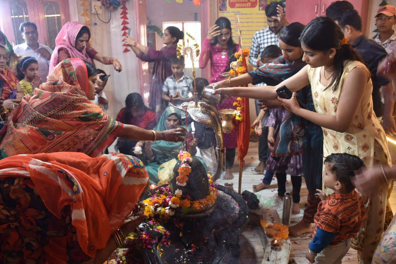 Nagaur patrika…शिव मंदिरों में दिन भर गूंजे भोले के जयकारे, शिव भक्तों ने अभिषेक
कर की पूजा अर्चना…VIDEO