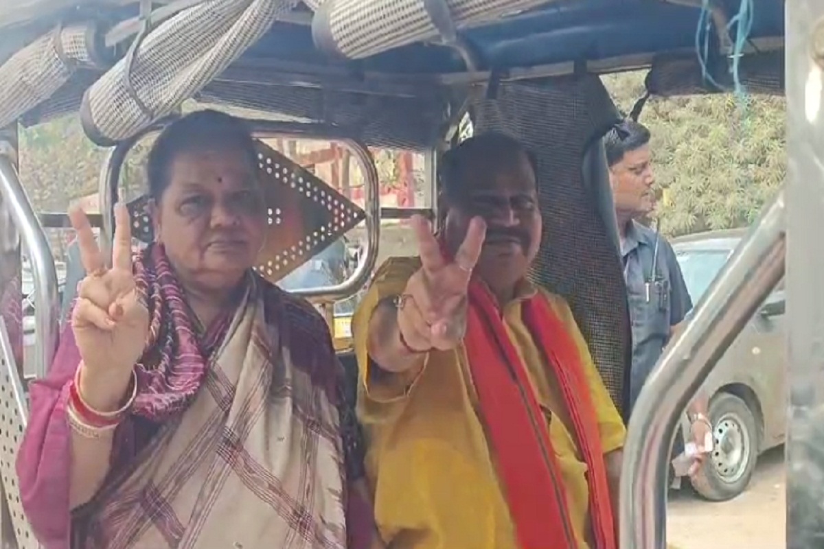 CG Nikay chunav: विधायक पुरंदर मिश्रा ई-रिक्शा में सवार होकर पहुंचे वोट डालने, देखें Video