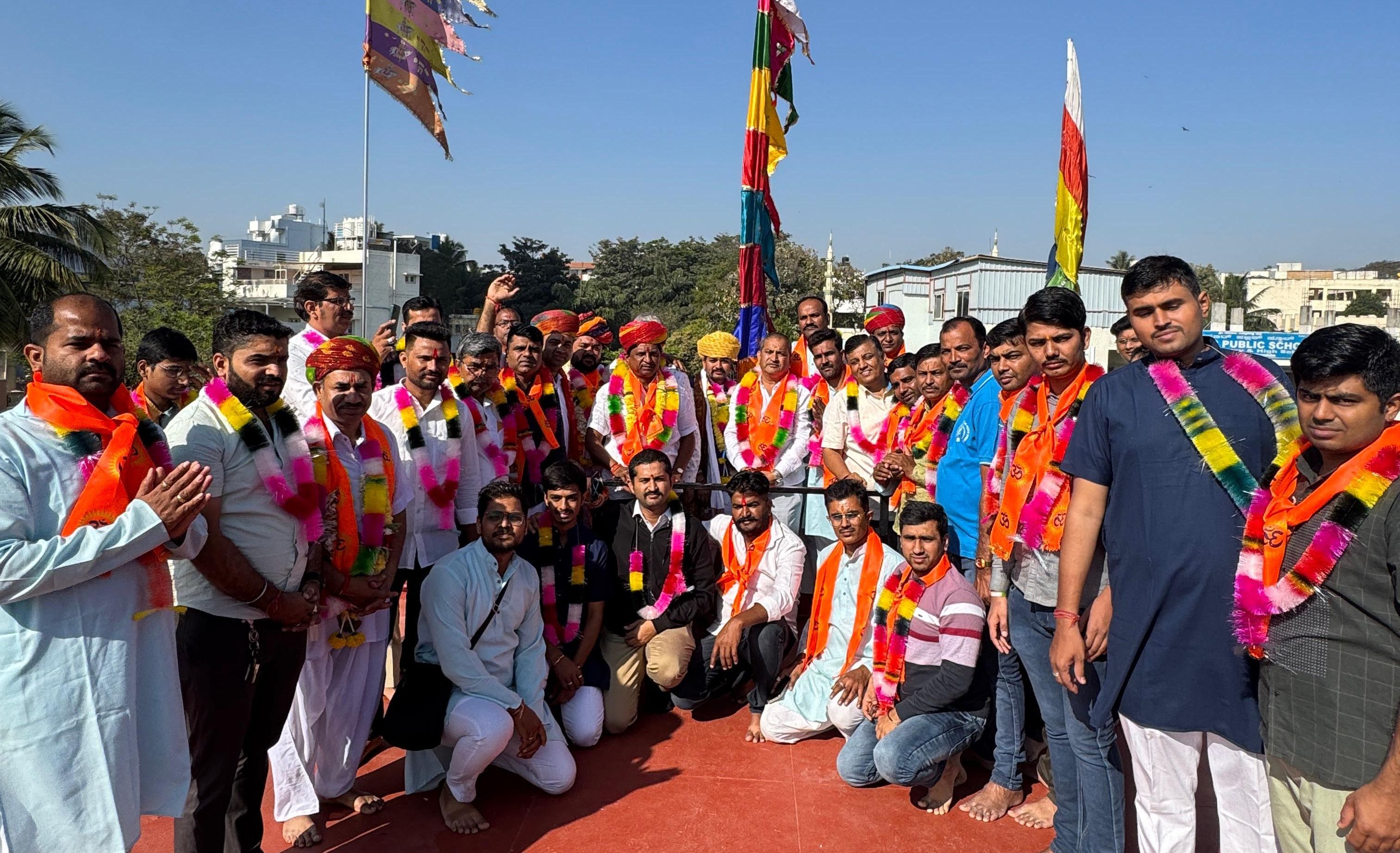 मंदिर की वर्षगांठ पर किया ध्वजारोहण