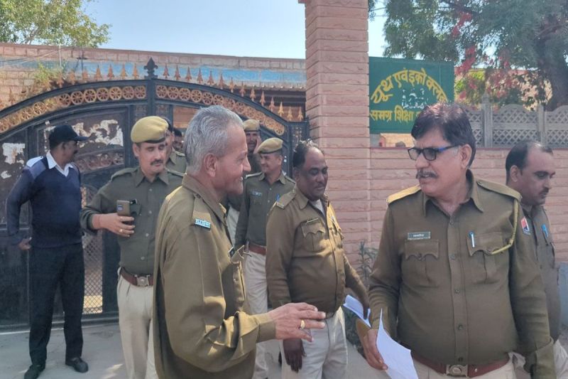 बरसों बाद बैठे कई परीक्षार्थी पचास पार