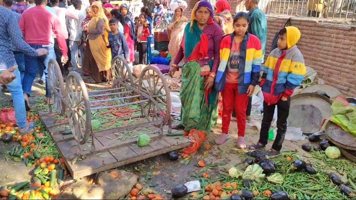 सिनेमा रोड-शिवाजी पार्क से अतिक्रमण हटाने पर हंगामा, फल-सब्जी विक्रेताओं ने की
नारेबाजी