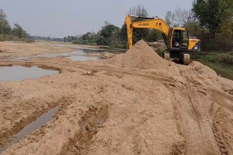 रेत का अवैध भंडारण करने वालों पर एक्शन (Photo source- Patrika)