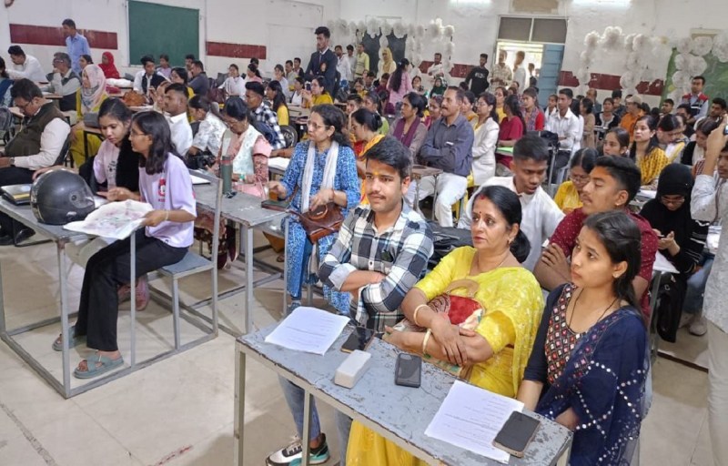 बारहवीं में जिले से 128 छात्र-छात्राएं टॉपर,