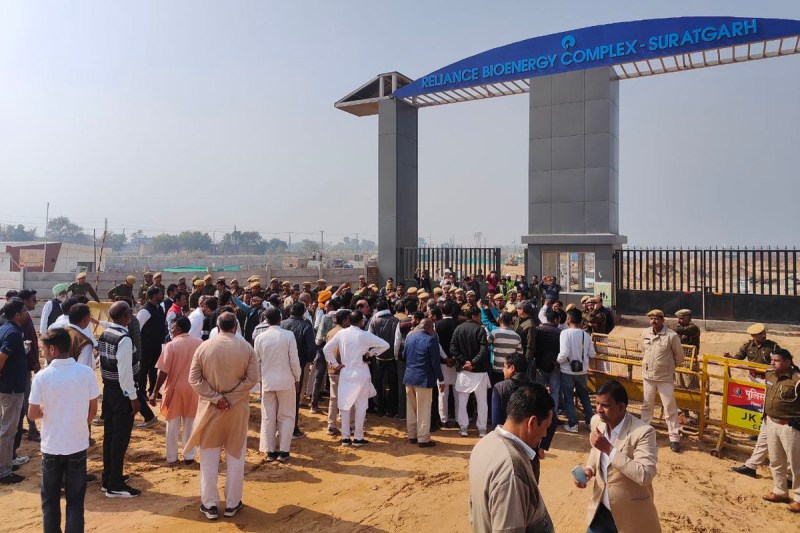 Demonstration demanding removal of bio energy gas plant