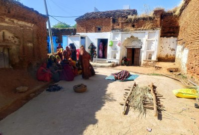 टीकमगढ़। घर के बाहर रखा शव और विलाप करती महिलाएं।