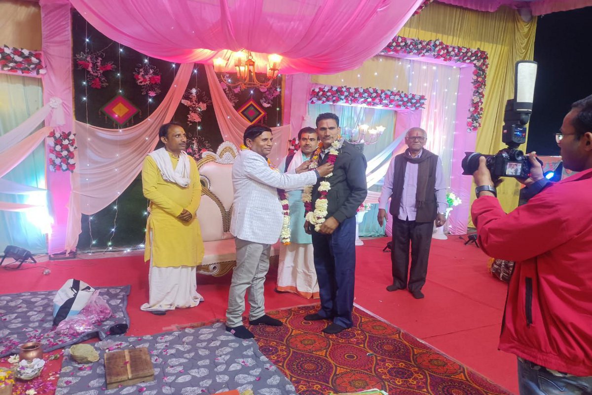 कार्यक्रम के दौरान लडक़ा लडक़ी के पिता।