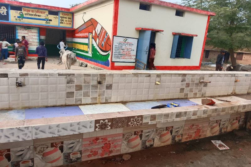 नैनवारी स्कूल मैदान में शराब की बोतले।