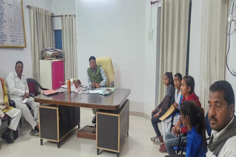 शिकायत लेकर सीईओ के पास पहुंचे छात्र और अभिभावक