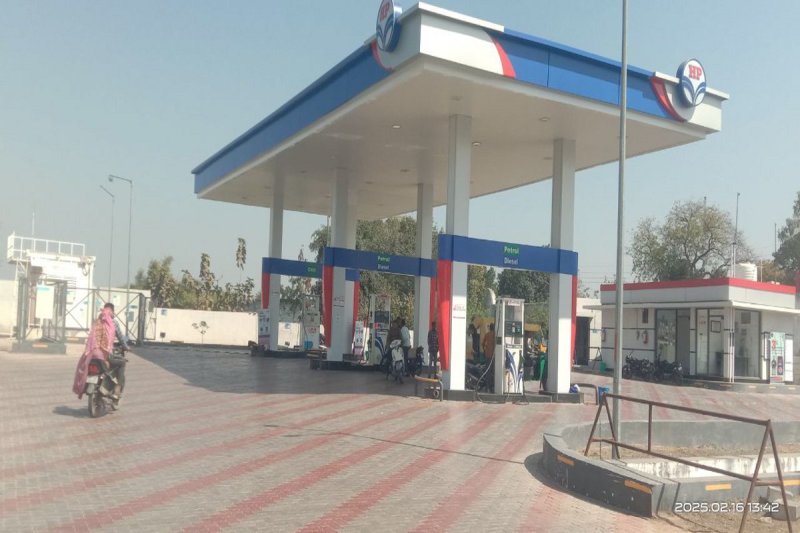 जेल के पंप पर बिना हेलमेट के पेट्रोल देते