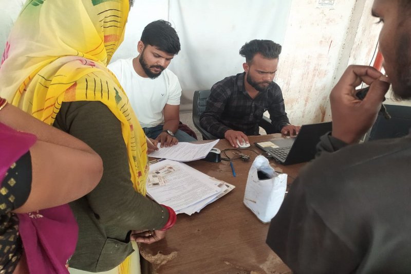 रजिस्टर पर होने लगी इंट्री