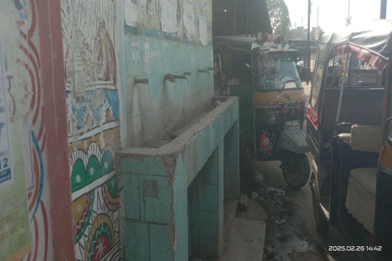 सूखे दिखाई दे रहे बस स्टैंड के नल