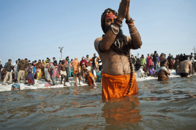 prayagraj triveni sangam tat ke pas hi fort mein hai akshay vat