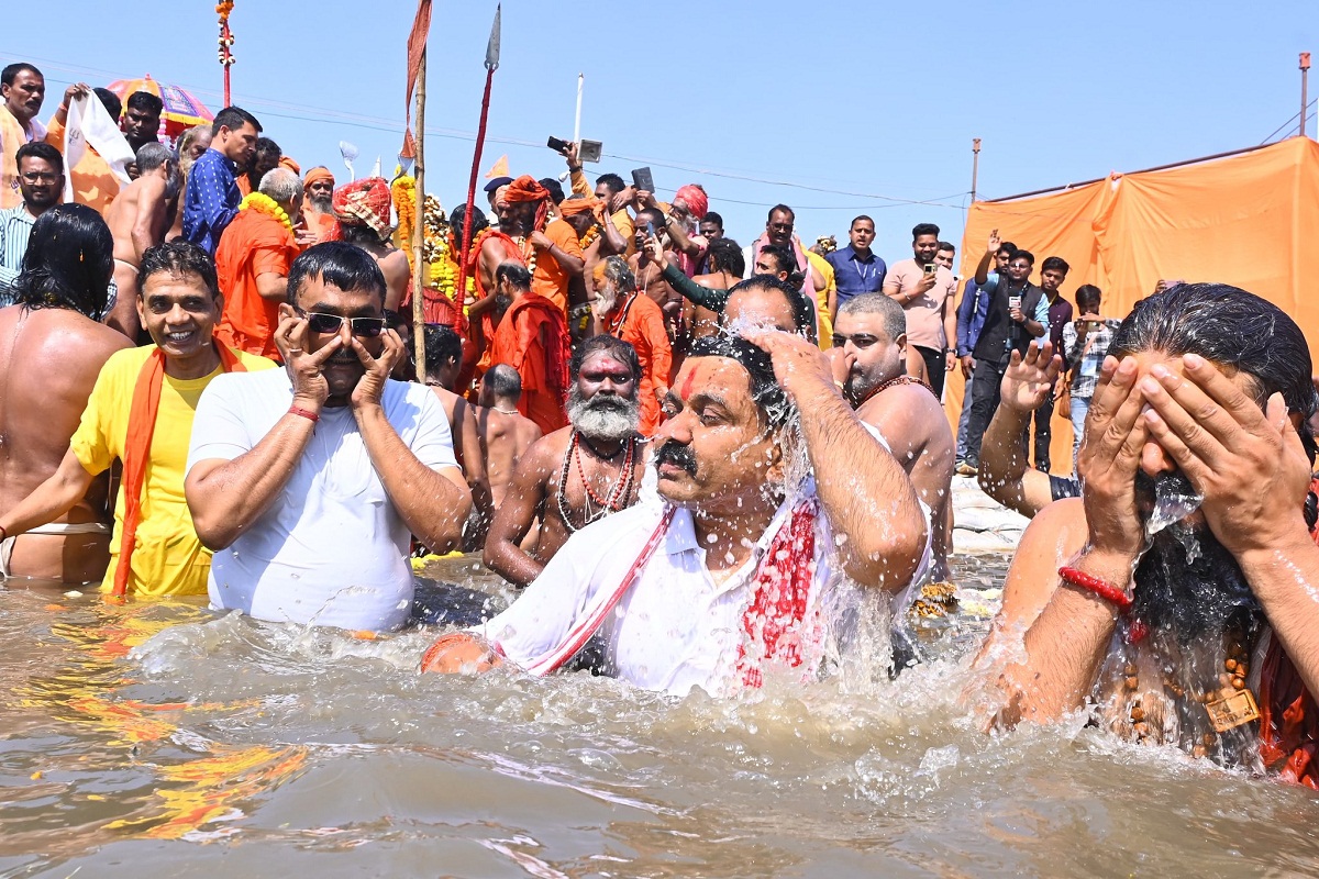 Rajim Kumbh 2025: गृहमंत्री विजय शर्मा ने किया शाही स्नान, लगाए बोल बम के नारे,
देखें वीडियो