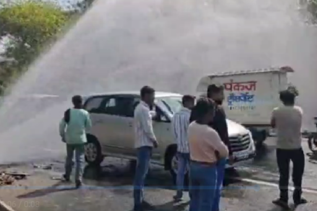 Pipeline burst:भोपाल की व्यस्त सड़क पर फूटी पाइप लाइन, देखें वीडियो