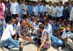 घर में घुसे चोरों ने पिता-पुत्र को मारे चाकू - image