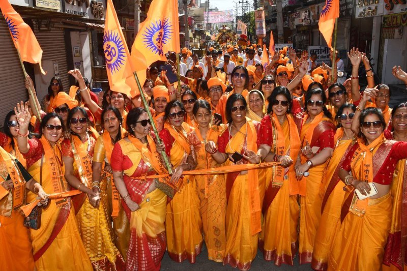 The cheers of Maharishi Gautam reverberated in the procession