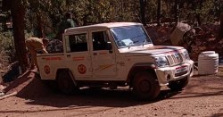 टेंडर प्रक्रिया होने के बावजूद निर्माण कार्य के लिए रेत ढोने में लगा दिया सरकारी
वाहन - image