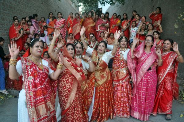 Gangaur Utsav: Gave water to Isar-Ganwar, sang songs of Gangaur