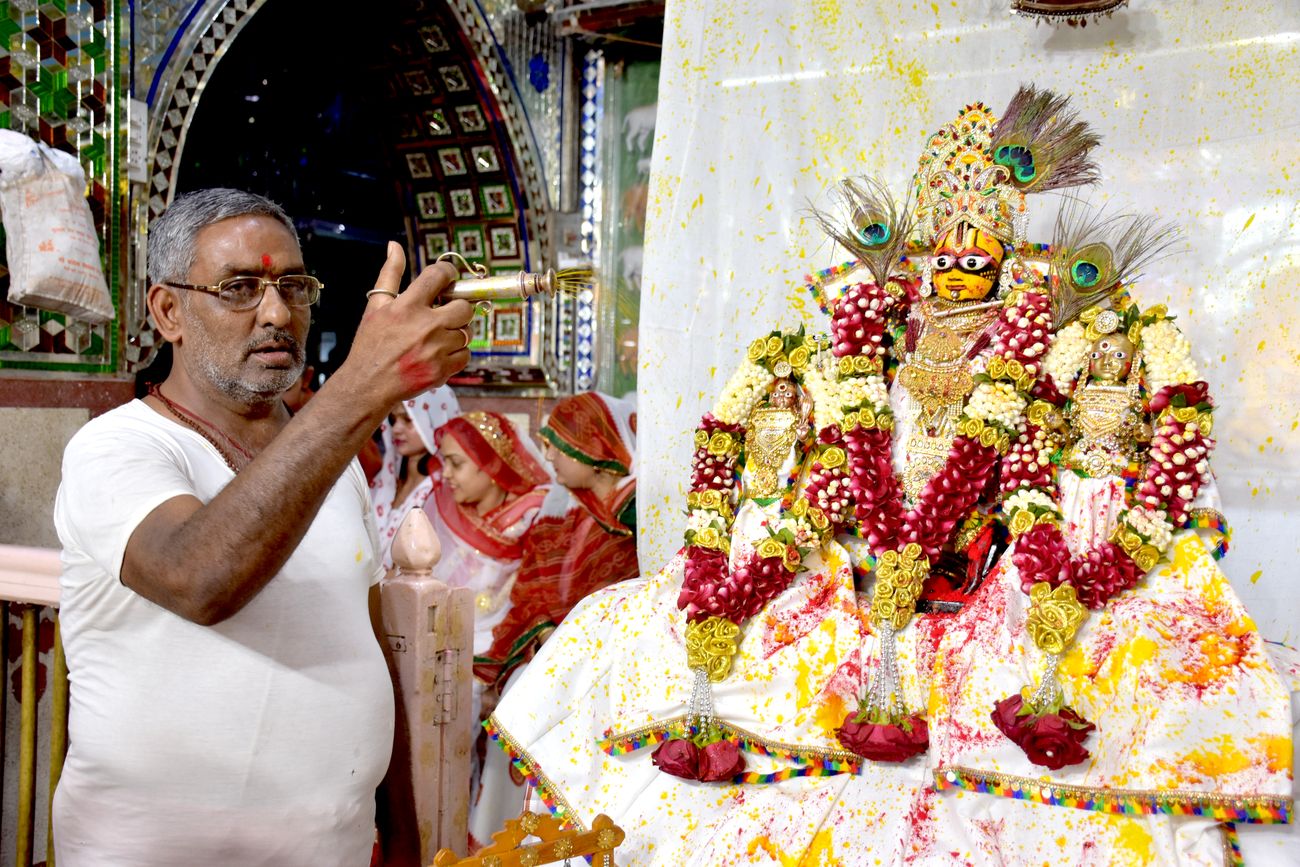  फागोत्सव की धूम, उड़ी गुलाल, फूलों-केसर व ईत्र में भीगे नगरसेठ बंशीवाला