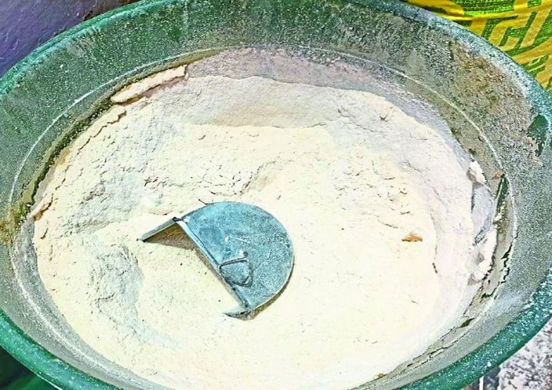 खुदरा किराना बाजार में आटे के भाव इस समय आसमान छू रहे है। लोकल आटा जहां 38 से 39 रुपए प्रति किलो तक बिक रहा है। वही ब्रांड आटे की 45 रुपए प्रति किलो तक के भाव से बाजार में बिक्री की जा रही है।