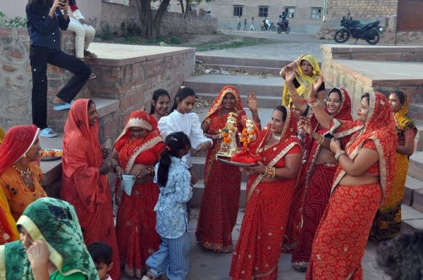 Gangaur Utsav: Gave water to Isar-Ganwar, sang songs of Gangaur