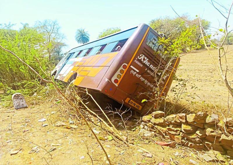 चालक ने खाळ में उतारकर बस को पलटने से बचाया। ग्रामीणों के अनुसार इस दौरान बस में दो दर्जन यात्री सवार थे।